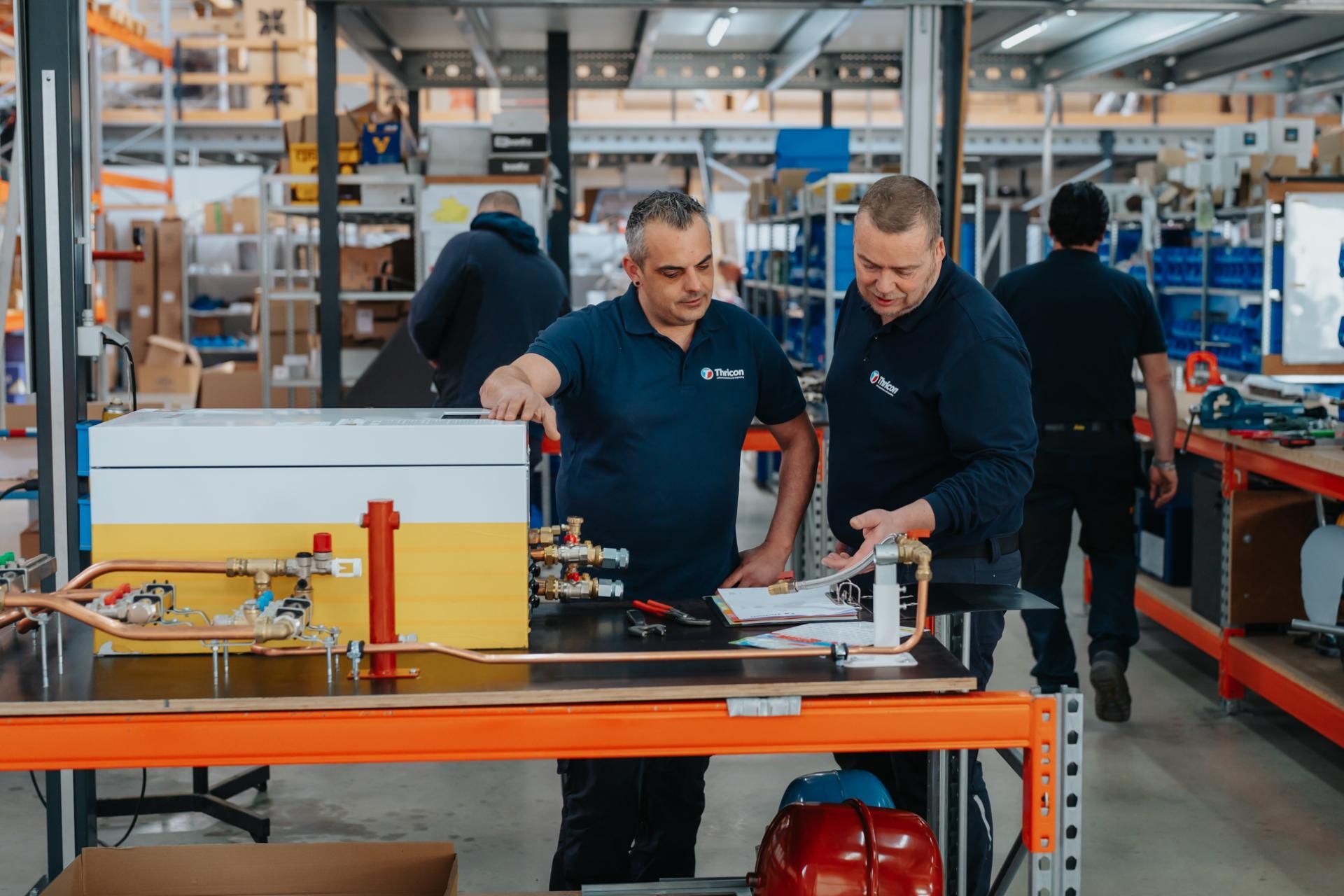 Werknemers werken aan module