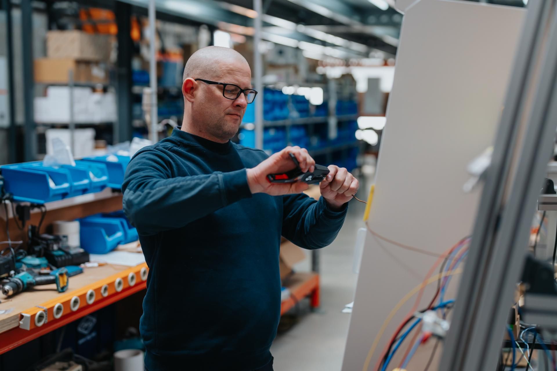 Werknemer stript kabel