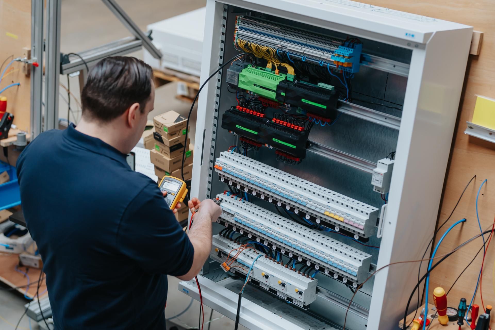 Werknemer werkt aan elektriciteitskast