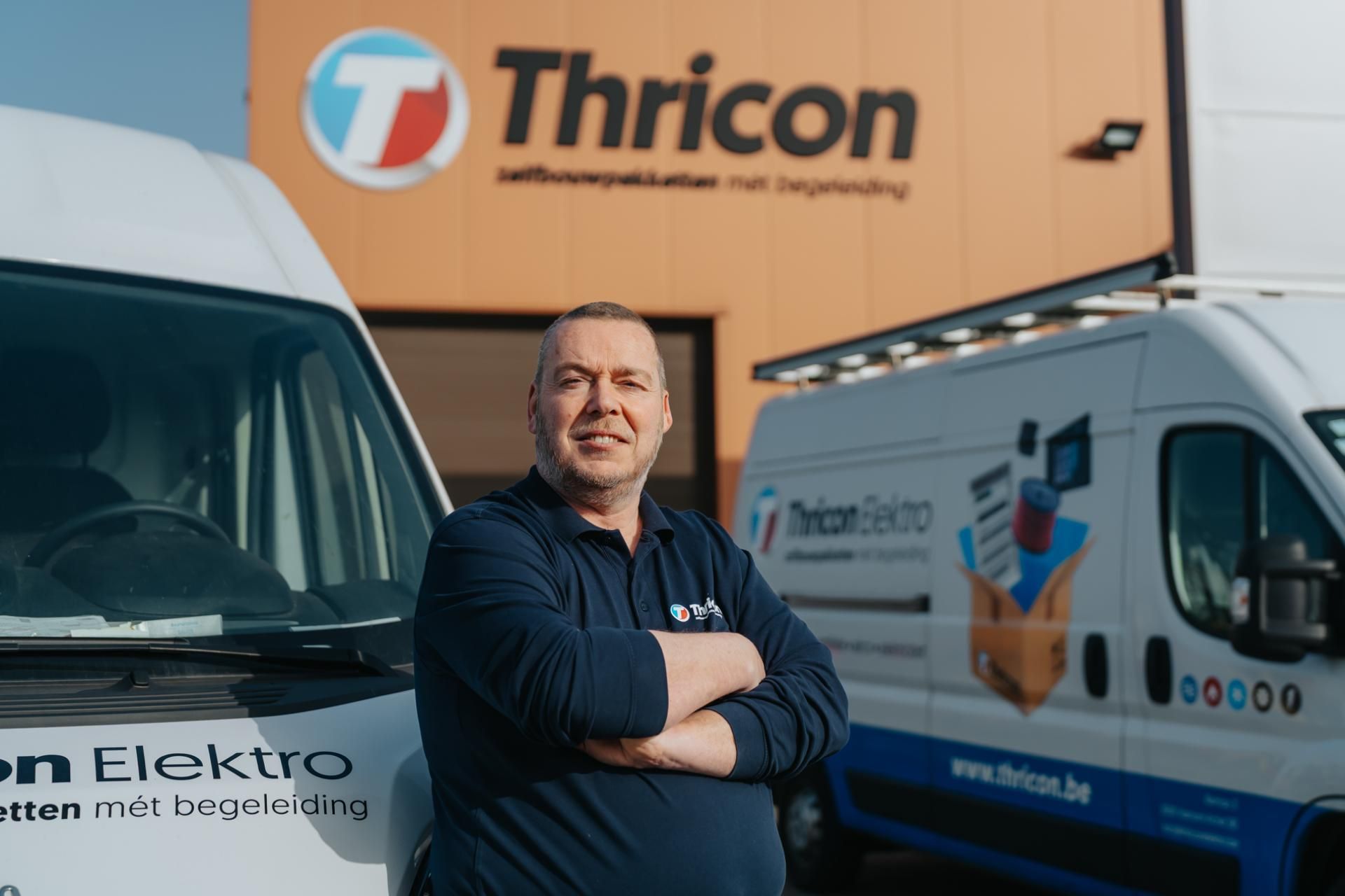 Werknemer thricon buiten tegen bus
